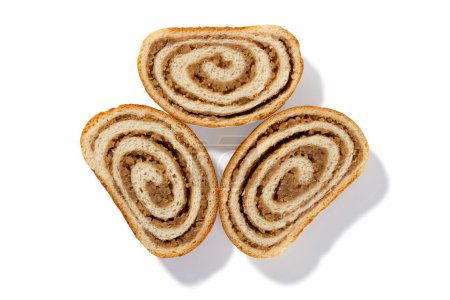 Offrez-vous les saveurs riches de trois tranches de pain de noix allemand, chacune ornée de noix croquantes et d'une croûte dorée, sur fond blanc propre