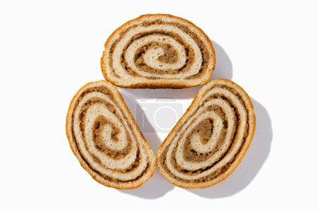 Foto de Disfrute de tres rebanadas de pan de nuez alemán, cada una con nueces crujientes y una corteza marrón dorado, en un fondo blanco prístino - Imagen libre de derechos