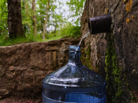 Téléchargez les photos : Bouteille d'eau en plastique avec de l'eau de source naturelle froide fraîche de la source - en image libre de droit