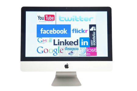 Téléchargez les photos : GDYNIE, POLOGNE - 28 SEPTEMBRE 2011 : Écran Apple iMac avec logos de réseaux sociaux isolés sur fond blanc plan studio - en image libre de droit