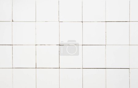 Téléchargez les photos : Ancienne salle de bain intérieure avec mur de tuiles blanches - en image libre de droit