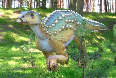 Téléchargez les photos : Scélidosaur dinosaure, Scelidosaurus harrisonii dans un parc jurassique, série des dinosaures - en image libre de droit