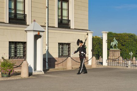 Photo for OSLO, NORWAY - AUGUST 26, 2016: Royal Guardsman and sentry box at the Royal Palace in Oslo - Royalty Free Image