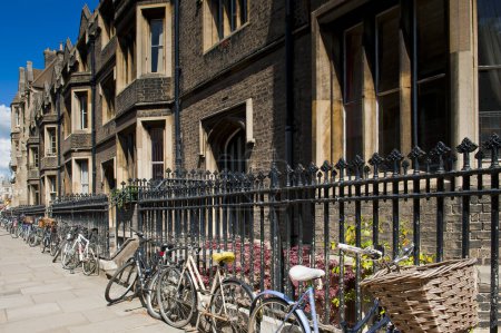 Téléchargez les photos : CAMBRIDGE, ANGLETERRE - 28 MAI 2015 : Beaucoup de vélos à Cambridge - en image libre de droit
