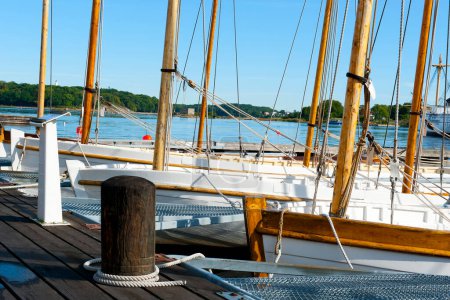 Téléchargez les photos : Gros plan des voiliers dans la marina de Karlskrona, Suède - en image libre de droit