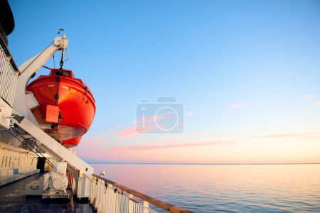 Téléchargez les photos : Lever de soleil depuis la croisière en ferry - en image libre de droit