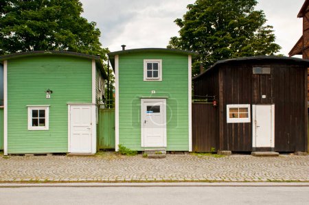 Foto de MALMO, SUECIA - 29 DE JUNIO: Viejas casas de pescadores de madera colorida en el mercado de pescado llamado Fiskehoddorna en Malmo - Imagen libre de derechos