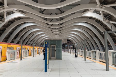 Foto de TOKIO, JAPÓN - 8 DE ABRIL DE 2023: Plataforma de estación Tokyos Shibuya con techo blanco en forma de M - Imagen libre de derechos
