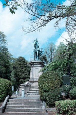 Téléchargez les photos : TOKYO, JAPON - 8 AVRIL 2023 : Statue du Prince Komatsu Akihito dans le parc d'Ueno au printemps d'avril - en image libre de droit