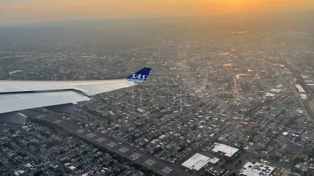 Foto de NEWARK NJ - JUL 1: Vista aérea del área de Nueva Jersey desde el avión de SAS Airlines despegado del Aeropuerto Internacional Liberty en Newark, Nueva Jersey, visto el 1 de julio de 2022. - Imagen libre de derechos