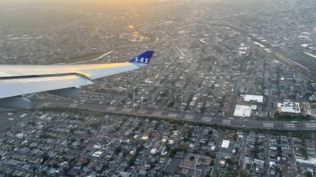 Foto de NEWARK NJ - JUL 1: Vista aérea del área de Nueva Jersey desde el avión de SAS Airlines despegado del Aeropuerto Internacional Liberty en Newark, Nueva Jersey, visto el 1 de julio de 2022. - Imagen libre de derechos
