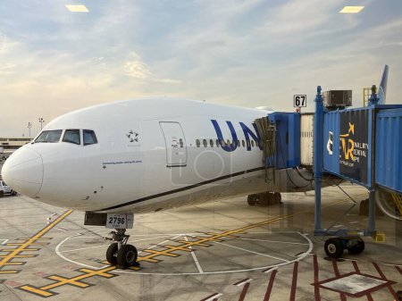 Téléchargez les photos : NEWARK, NJ - JUL 1: United Airlines plane at Newark Liberty International Airport in Newark, New Jersey, as seen on July 1, 2022. - en image libre de droit