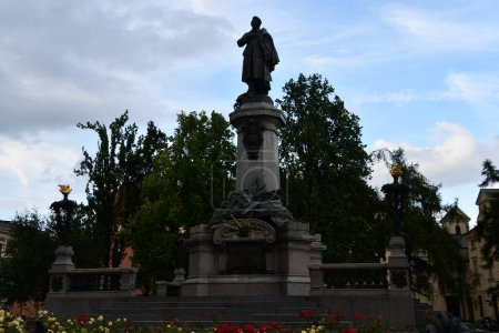 Foto de WARSAW, POLAND - JUL 10: Adam Mickiewicza Monument in Warsaw, Poland, as seen on July 10, 2022. - Imagen libre de derechos