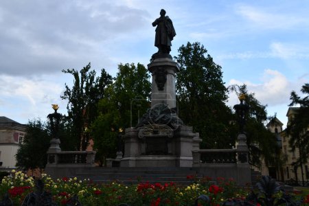Foto de WARSAW, POLAND - JUL 10: Adam Mickiewicza Monument in Warsaw, Poland, as seen on July 10, 2022. - Imagen libre de derechos