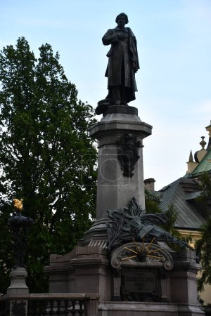 Foto de WARSAW, POLAND - JUL 3: Adam Mickiewicza Monument in Warsaw, Poland, as seen on July 3, 2022. - Imagen libre de derechos