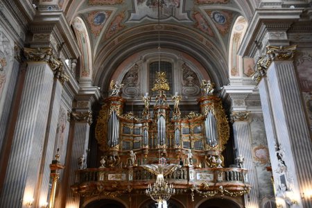 Téléchargez les photos : WARSAW, POLOGNE - 10 JUL : Eglise St Annes à Varsovie, Pologne, vue le 10 juillet 2022. - en image libre de droit