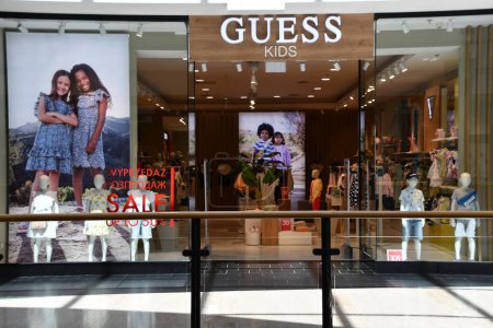 Téléchargez les photos : WARSAW, POLAND - JUL 16: Guess Kids store at Westfield Arkadia shopping mall in Warsaw, Poland, as seen on July 16, 2022. - en image libre de droit