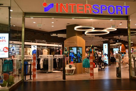 Foto de WARSAW, POLAND - JUL 16: InterSport store at Westfield Arkadia shopping mall in Warsaw, Poland, as seen on July 16, 2022. - Imagen libre de derechos
