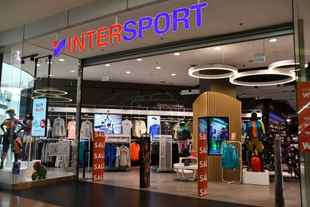 Téléchargez les photos : WARSAW, POLAND - JUL 16: InterSport store at Westfield Arkadia shopping mall in Warsaw, Poland, as seen on July 16, 2022. - en image libre de droit