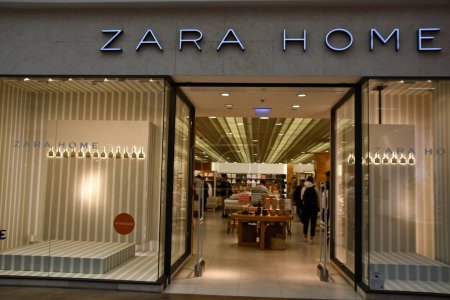 Téléchargez les photos : WARSAW, POLAND - JUL 16: Zara Home store at Galeria Mokotow shopping mall in Warsaw, Poland, as seen on July 16, 2022. - en image libre de droit