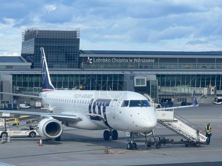 Téléchargez les photos : WARSAW, POLAND - JUL 17: LOT Polish Airlines plane at WAW Chopin Airport in Warsaw, Poland, as seen on July 17, 2022. - en image libre de droit