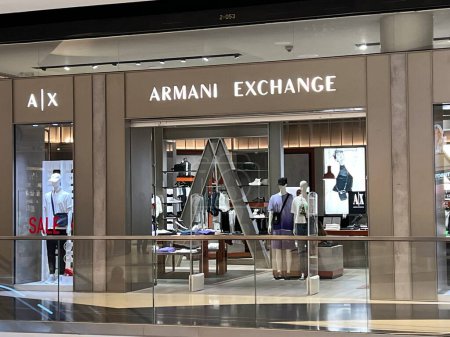 Foto de TEL AVIV, ISRAEL - JUL 21: Armani Exchange store at TLV Fashion Mall in Tel Aviv, Israel, as seen on July 21, 2022. - Imagen libre de derechos