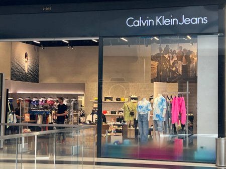 Foto de TEL AVIV, ISRAEL - JUL 21: Calvin Klein Jeans store at TLV Fashion Mall in Tel Aviv, Israel, as seen on July 21, 2022. - Imagen libre de derechos
