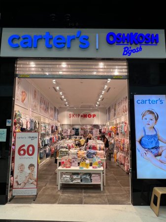 Foto de TEL AVIV, ISRAEL - JUL 21: Carters OshKosh Bgosh store at TLV Fashion Mall in Tel Aviv, Israel, as seen on July 21, 2022. - Imagen libre de derechos