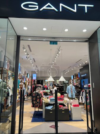 Foto de TEL AVIV, ISRAEL - JUL 21: Gant store at TLV Fashion Mall in Tel Aviv, Israel, as seen on July 21, 2022. - Imagen libre de derechos
