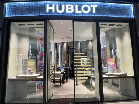 Foto de TEL AVIV, ISRAEL - JUL 21: Hublot store at TLV Fashion Mall in Tel Aviv, Israel, as seen on July 21, 2022. - Imagen libre de derechos
