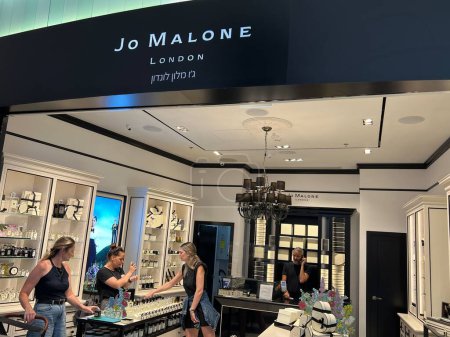 Foto de TEL AVIV, ISRAEL - JUL 21: Jo Malone London store at TLV Fashion Mall in Tel Aviv, Israel, as seen on July 21, 2022. - Imagen libre de derechos