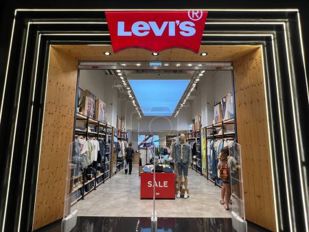Foto de TEL AVIV, ISRAEL - JUL 21: Levis store at TLV Fashion Mall in Tel Aviv, Israel, as seen on July 21, 2022. - Imagen libre de derechos