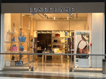 Foto de TEL AVIV, ISRAEL - JUL 21: Longchamp store at TLV Fashion Mall in Tel Aviv, Israel, as seen on July 21, 2022. - Imagen libre de derechos