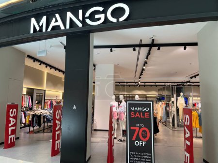 Foto de TEL AVIV, ISRAEL - JUL 21: Mango store at TLV Fashion Mall in Tel Aviv, Israel, as seen on July 21, 2022. - Imagen libre de derechos