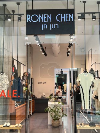 Foto de TEL AVIV, ISRAEL - JUL 21: Ronen Chen store at TLV Fashion Mall in Tel Aviv, Israel, as seen on July 21, 2022. - Imagen libre de derechos