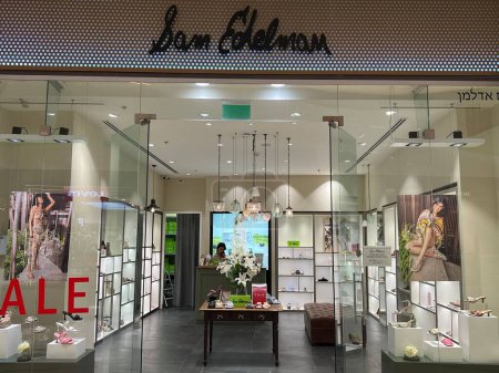 Foto de TEL AVIV, ISRAEL - JUL 21: Sam Edelman store at TLV Fashion Mall in Tel Aviv, Israel, as seen on July 21, 2022. - Imagen libre de derechos