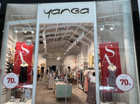 Foto de TEL AVIV, ISRAEL - JUL 21: Yanga store at TLV Fashion Mall in Tel Aviv, Israel, as seen on July 21, 2022. - Imagen libre de derechos