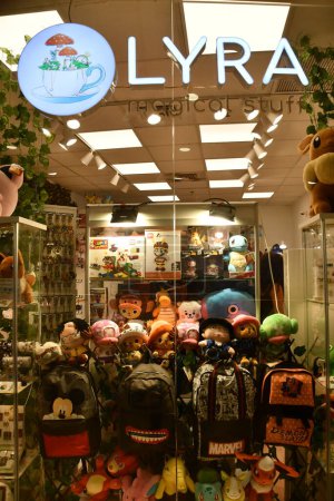 Foto de TEL AVIV, ISRAEL - JUL 21: Lyra Magical Stuff store at Dizengoff Center in Tel Aviv, Israel, as seen on July 21, 2022. - Imagen libre de derechos