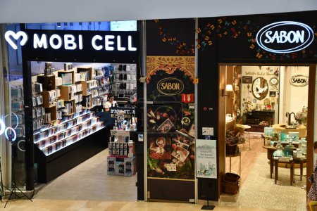 Foto de TEL AVIV, ISRAEL - JUL 21: Mobi Cell & Sabon stores at Dizengoff Center in Tel Aviv, Israel, as seen on July 21, 2022. - Imagen libre de derechos