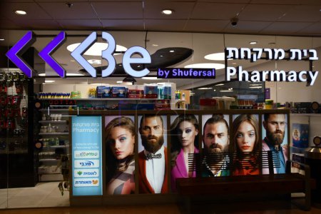 Foto de TEL AVIV, ISRAEL - JUL 21: Pharmacy at Dizengoff Center in Tel Aviv, Israel, as seen on July 21, 2022. - Imagen libre de derechos