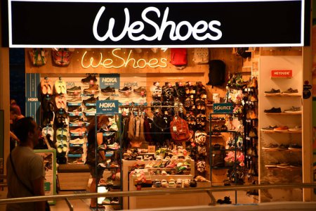 Foto de TEL AVIV, ISRAEL - JUL 21: WeShoes store at Dizengoff Center in Tel Aviv, Israel, as seen on July 21, 2022. - Imagen libre de derechos