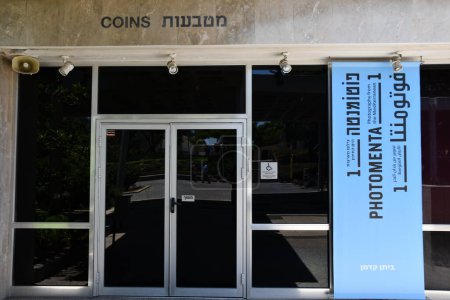 Foto de TEL AVIV, ISRAEL - 20 DE JUL: Pabellón Numismático Kadman en el Museo Muza Eretz Israel en Tel Aviv, Israel, visto el 20 de julio de 2022. - Imagen libre de derechos