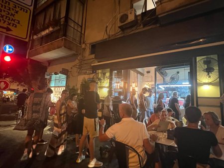 Foto de TEL AVIV, ISRAEL - JUL 20: A Shawarma Restaurant in Tel Aviv, Israel, as seen on July 20, 2022. - Imagen libre de derechos