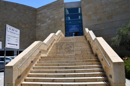 Foto de TEL AVIV, ISRAEL - 20 DE JUL: Yitzhak Rabin Center en Tel Aviv, Israel, visto el 20 de julio de 2021. - Imagen libre de derechos