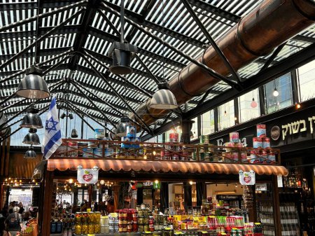 Foto de TEL AVIV, ISRAEL - JUL 21: Mercado de Sarona en Tel Aviv, Israel, visto el 21 de julio de 2021. - Imagen libre de derechos