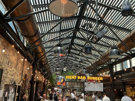 Foto de TEL AVIV, ISRAEL - JUL 21: Mercado de Sarona en Tel Aviv, Israel, visto el 21 de julio de 2021. - Imagen libre de derechos