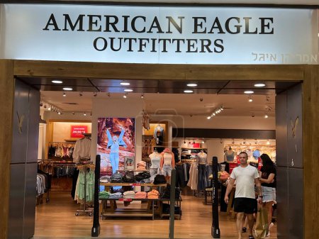 Téléchargez les photos : TEL AVIV, ISRAEL - 21 JUL : American Eagle Outfitters store à Azrieli Mall à Tel Aviv, Israël, vu le 21 juillet 2022. - en image libre de droit
