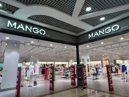Foto de TEL AVIV, ISRAEL - JUL 21: Tienda de mango en el centro comercial Azrieli Mall en Tel Aviv, Israel, visto el 21 de julio de 2022. - Imagen libre de derechos