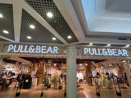 Foto de TEL AVIV, ISRAEL - JUL 21: Tienda Pull & Bear en el centro comercial Azrieli Mall en Tel Aviv, Israel, como se vio el 21 de julio de 2022. - Imagen libre de derechos