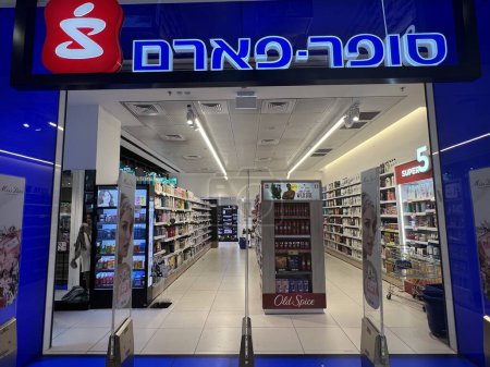 Foto de TEL AVIV, ISRAEL - JUL 21: Super Pharm en el Centro Comercial Azrieli en Tel Aviv, Israel, visto el 21 de julio de 2022. - Imagen libre de derechos